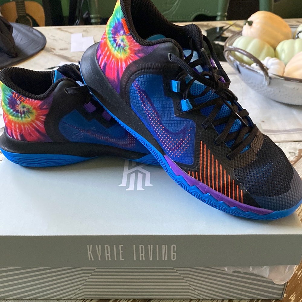 Kyrie Irving youth girls boys basketball shoes 6 1/2 6.5Y Kyrie Flytrap V